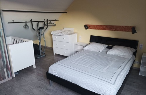 Port-en-Bessin-Huppain Apartment | Family-Friendly Apartment in Private Courtyard - 10/10 Rated
