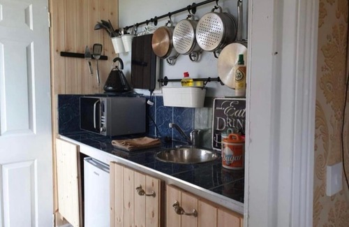 Athy Apartment | Pet-Friendly 1-Bed Apartment with Hot Tub in Kilkea