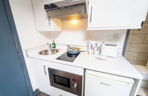 Selly Oak Apartment | Cozy Studio in Birmingham with Kitchen and Breakfast Included