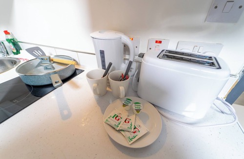 Selly Oak Apartment | Cozy Studio in Birmingham with Kitchen and Breakfast Included