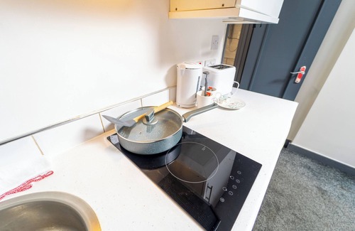 Selly Oak Apartment | Cozy Studio in Birmingham with Kitchen and Breakfast Included