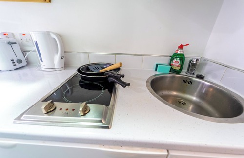 Selly Oak Apartment | Stylish 1-Bed Studio in Birmingham with Breakfast Included