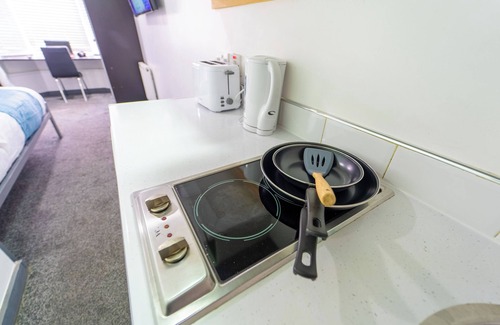 Selly Oak Apartment | Stylish 1-Bed Studio in Birmingham with Breakfast Included