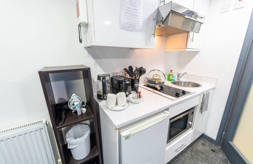 Selly Oak Apartment | Cozy 1-Bed Studio in Birmingham with Kitchen & Breakfast