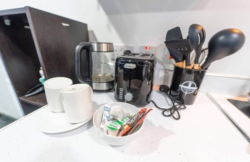 Selly Oak Apartment | Cozy 1-Bed Studio in Birmingham with Kitchen & Breakfast