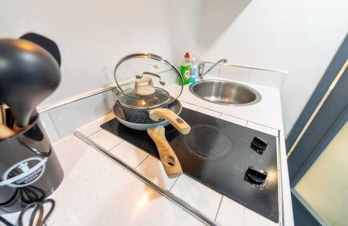Selly Oak Apartment | Cozy 1-Bed Studio in Birmingham with Kitchen & Breakfast