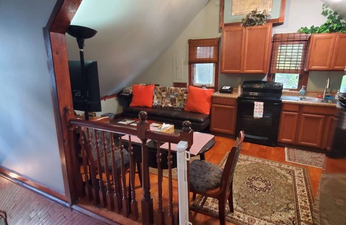 Near Eastside House | Delightful 1 Bedroom Loft with Spa, Parking & Pet-Friendly