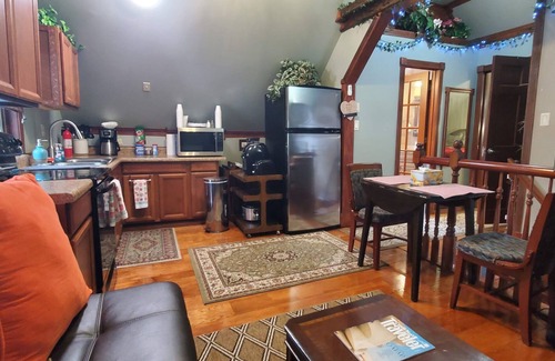 Near Eastside House | Delightful 1 Bedroom Loft with Spa, Parking & Pet-Friendly