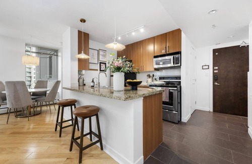 Gastown Apartment | Inviting 1 Bedroom Apartment with Pool and Gym in City Center