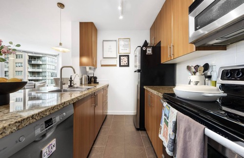 Gastown Apartment | Inviting 1 Bedroom Apartment with Pool and Gym in City Center