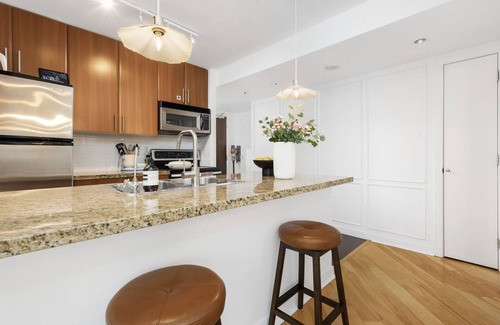 Gastown Apartment | Inviting 1 Bedroom Apartment with Pool and Gym in City Center
