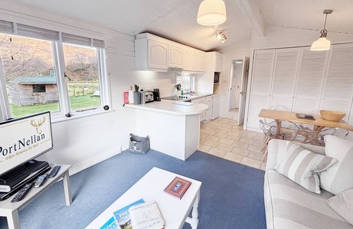 Crianlarich Cottage | Serene 1 Bedroom Chalet with Scenic Loch Views & Pool