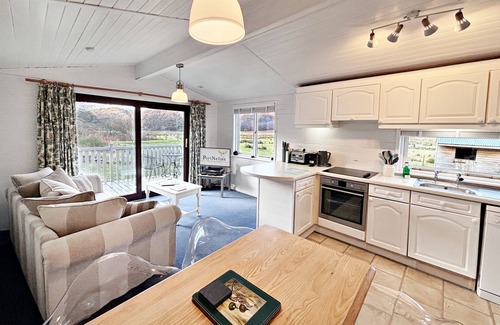 Crianlarich Cottage | Serene 1 Bedroom Chalet with Scenic Loch Views & Pool