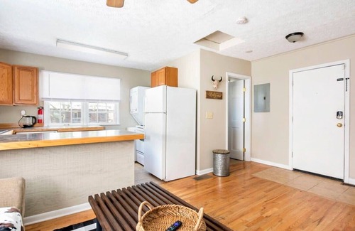 Italian Village Apartment | Chic 1 Bedroom Retreat Near the Vibrant Short North