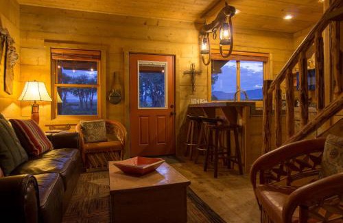 Panguitch House | Cozy 1 BR "Barn" Cabin - Ideal for Family Getaways