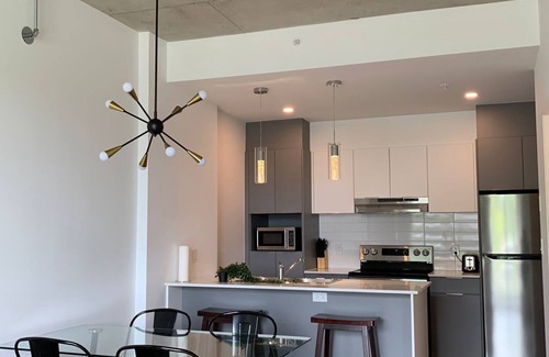 Saint-Laurent Condo | Modern 1-Bedroom Condo with Indoor Pool and Gym Access