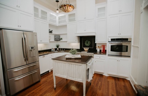 Purcell Apartment | Charming 100-Year-Old Apartment on Historic Main St. - Top Rated