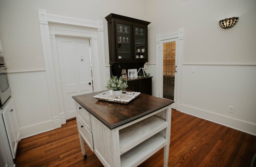 Purcell Apartment | Charming 100-Year-Old Apartment on Historic Main St. - Top Rated