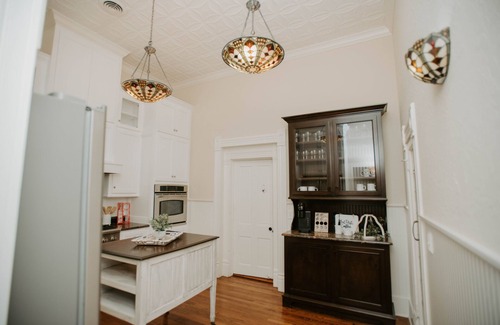 Purcell Apartment | Charming 100-Year-Old Apartment on Historic Main St. - Top Rated