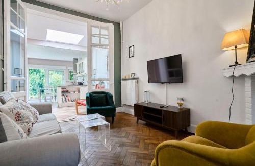 Lambersart Apartment | Inviting 1900 House with Garden & Family-Friendly Amenities