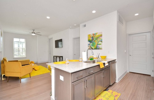 Spring Apartment | Inviting 1BD Apartment with Pool View for Your Getaway