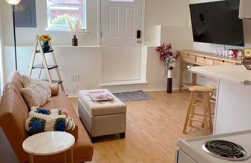 North Creek House | Cozy 1Br Condo in Safe Neighbourhood with Breakfast Included