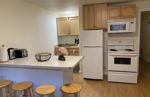 North Creek House | Cozy 1Br Condo in Safe Neighbourhood with Breakfast Included