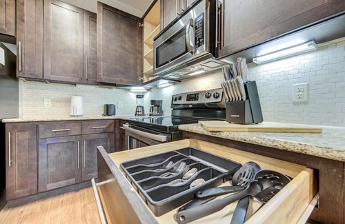Texas Medical Center Apartment | Inviting 1Br Retreat: Pool, Wi-Fi & Pet Friendly Stay