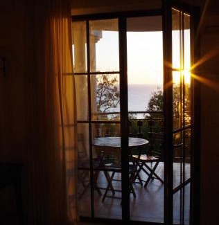 Obzor Apartment | Oceanfront 4-Star Seaview Apartment at The Cliff Resort