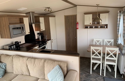 Tiddington House | Desirable 2-Bed Caravan in Stratford-upon-Avon with Spa
