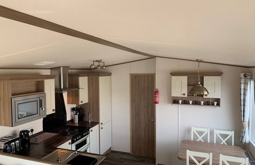 Tiddington House | Desirable 2-Bed Caravan in Stratford-upon-Avon with Spa