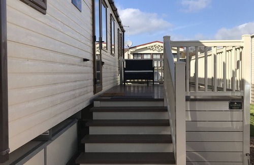 Tiddington House | Desirable 2-Bed Caravan in Stratford-upon-Avon with Spa