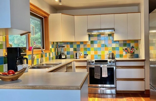 Bowen Island House | Ocean & Sunset Views: 2-Bedroom Home with Hot Tub