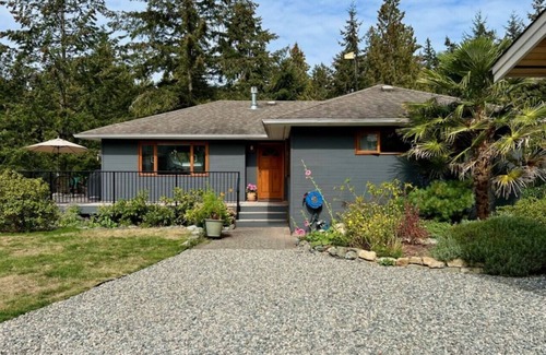 Bowen Island House | Ocean & Sunset Views: 2-Bedroom Home with Hot Tub