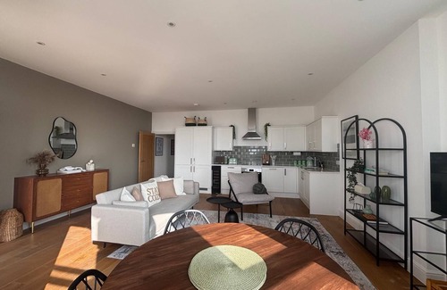 Worthing Apartment | Beautiful 2 Bed Apartment on Beach by Urban Roost