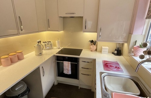 Canvey Island Cottage | Inviting 2-Bed Bungalow with Family-Friendly Amenities