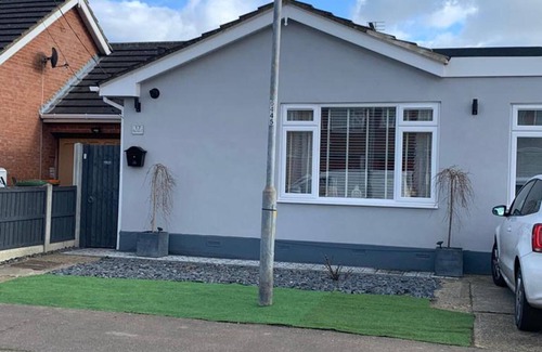 Canvey Island Cottage | Inviting 2-Bed Bungalow with Family-Friendly Amenities