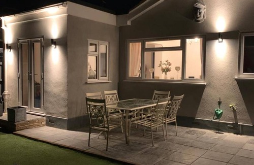 Canvey Island Cottage | Inviting 2-Bed Bungalow with Family-Friendly Amenities