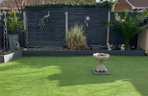 Canvey Island Cottage | Inviting 2-Bed Bungalow with Family-Friendly Amenities