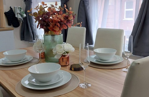 Surrey Docks Apartment | Cozy 2 Bed Flat Near Central London with Breakfast Included