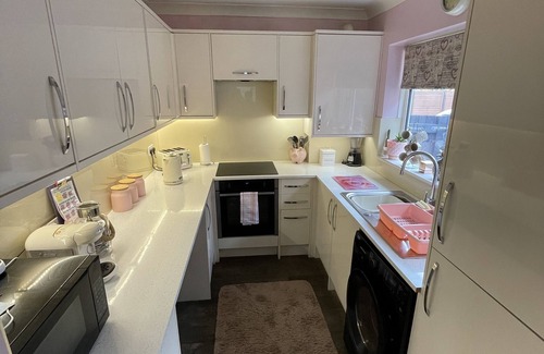 Canvey Island Cottage | Cozy 2-Bed Bungalow with Ocean View in Canvey Island
