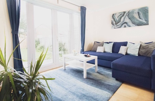 Bletchley House | Beautiful 2 Bed House with Parking, WIFI, Netflix, Garden