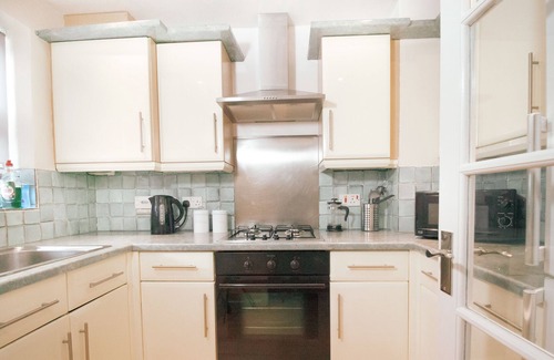 Bletchley House | Beautiful 2 Bed House with Parking, WIFI, Netflix, Garden
