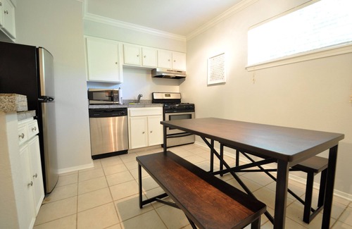 South Lamar Condo | Stylish 2 Bed South Lamar Oasis with Pool & Spa