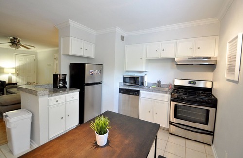 South Lamar Condo | Stylish 2 Bed South Lamar Oasis with Pool & Spa