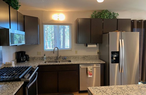 Mountain View Estates House | Scenic 2 Bedroom Retreat with Mountain Views & Breakfast
