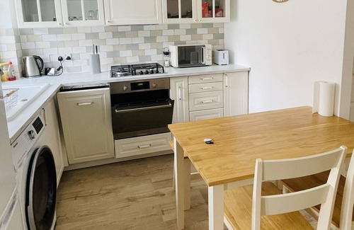 Weston by Wellend Villa | Cozy 2-Bed Villa in Coventry with Kitchen & Breakfast