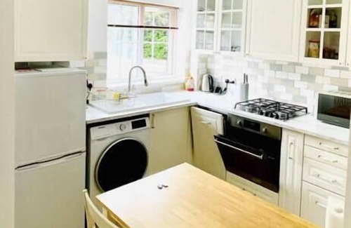 Weston by Wellend Villa | Cozy 2-Bed Villa in Coventry with Kitchen & Breakfast