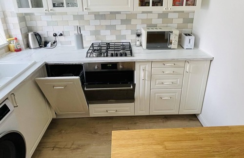 Weston by Wellend Villa | Cozy 2-Bed Villa in Coventry with Kitchen & Breakfast