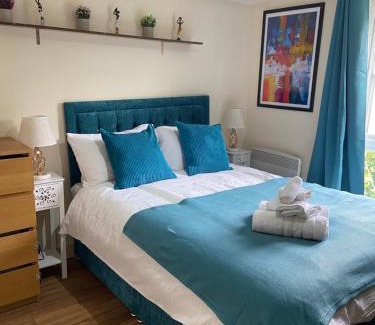Island Gardens Apartment | Waterfront Canary Lodge: 4-Star Family-Friendly Retreat